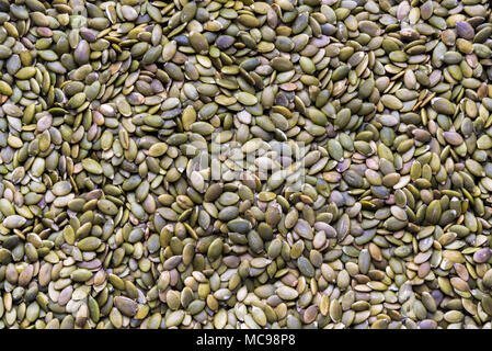 Full Frame close-up raw Kürbiskerne in Flach Format Stockfoto
