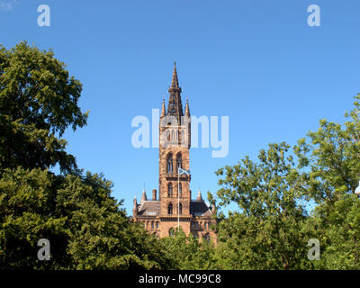 Der Universität Glasgow Clock Tower zum Kelvingrove Park mit Schottischer Flagge saltire am Fahnenmast gesehen Stockfoto