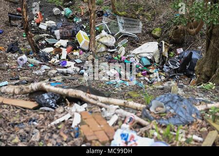 Stapel von Fliegen gespitzt Müll einschließlich Kunststoff, Reifen, schwarzen Taschen, Schuhe sind dargestellt in Ödland Stockfoto