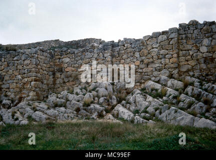 Tiryns, Griechenland. Archäologische Stätte. Mykenische Zitadelle. Zyklopische Mauern, 1400-1200 BC. Der massive, unregelmäßige und Kalkstein gebaut. 7-10 Meter dick. Argolis. Stockfoto