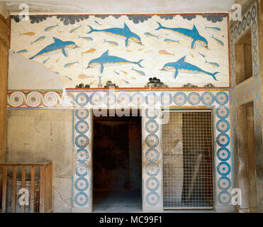 Die minoische Zivilisation. Der Palast von Knossos. Megaron der Königin. Bronzezeit. Dolphin Frieze. Ein marine. Szene Darstellung einer Schule von Delphinen symmetrisch komponiert mit Fisch in den Zwischenräumen und Cluster von Schwämmen rund um die Peripherie. LM habe ich Zeit. 1800-1400 v. Chr.. Das archäologische Museum von Heraklion. Kreta, Griechenland. Stockfoto