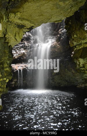 Wasserfälle in der smoo Cave Durness, Scottish Highlands, Großbritannien Stockfoto