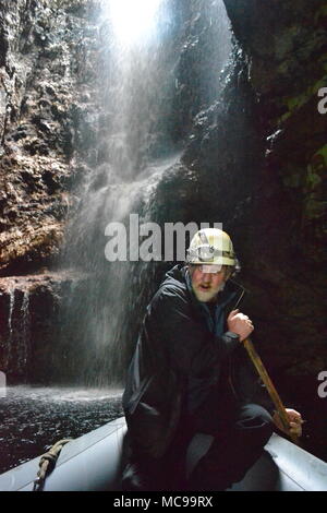 Tour Guide unter die Wasserfälle in Smoo Höhle Durness, Scottish Highlands, Großbritannien Stockfoto