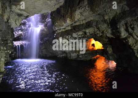 Wasserfälle in der smoo Cave Durness, Scottish Highlands, Großbritannien Stockfoto