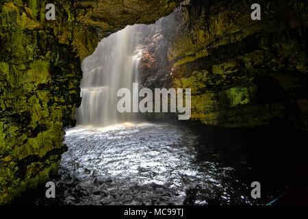 Wasserfälle in der smoo Cave Durness, Scottish Highlands, Großbritannien Stockfoto