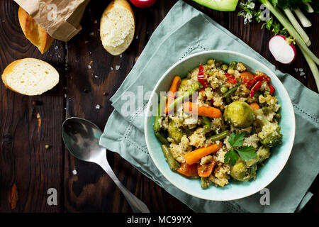 Gesunde Ernährung vegane Teller: Couscous und Gemüse (Bohnen, Rosenkohl, Karotten, Paprika, Tomaten). Stockfoto