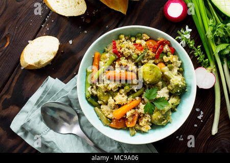 Gesunde Ernährung vegane Teller: Couscous und Gemüse (Bohnen, Rosenkohl, Karotten, Paprika, Tomaten). Stockfoto