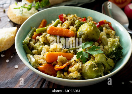 Gesunde Ernährung vegane Teller: Couscous und Gemüse (Bohnen, Rosenkohl, Karotten, Paprika, Tomaten). Stockfoto