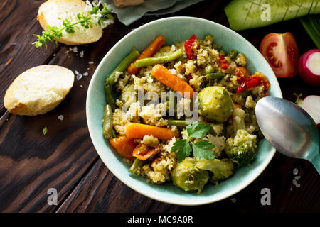 Gesunde Ernährung vegane Teller: Couscous und Gemüse (Bohnen, Rosenkohl, Karotten, Paprika, Tomaten). Stockfoto