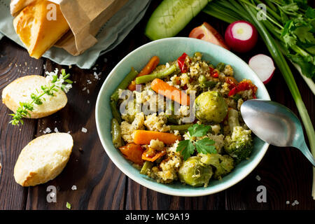 Gesunde Ernährung vegane Teller: Couscous und Gemüse (Bohnen, Rosenkohl, Karotten, Paprika, Tomaten). Stockfoto