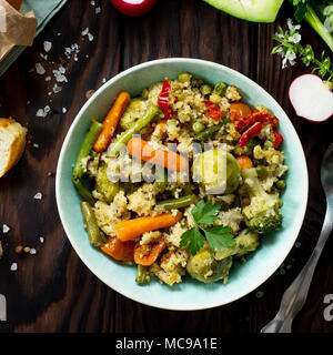 Gesunde Ernährung vegane Teller: Couscous und Gemüse (Bohnen, Rosenkohl, Karotten, Paprika, Tomaten). Stockfoto