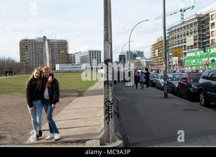 East Side Gallery. Die grössten verbleibenden Abschnitt der Berliner Mauer, der auch einer der größten Open-Air-Galerien. Berlin, Deutschland Stockfoto