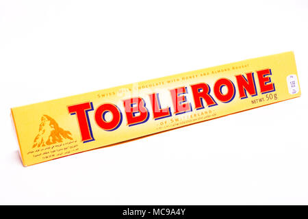 Toblerone Schokolade auf weißem Hintergrund Stockfoto