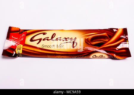 Eine ungeöffnete Galaxy Schokolade mit Karamell auf Weiß. von Mars hergestellt Stockfoto