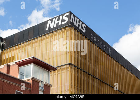 Ein NHS (National Health Service) Parkplatz in der Nähe des Manchester Royal Infirmary Krankenhaus aus Oxford Road in Manchester Stockfoto