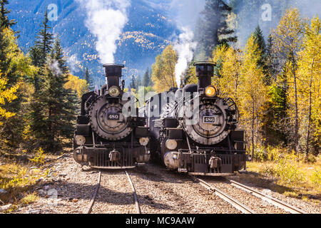 Durango und Silverton Schmalspurbahn 1925 2-8-2 Mikado Typ Baldwin Dampf Nr. 480 Lokomotive mit historischen gemischt bestehen Zug auf Abstellgleis. Stockfoto