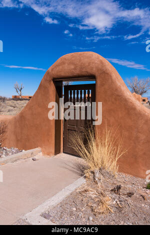 Tor am Zaun an der Ranger Station im White Sands National Park (ehemals National Monument) in New Mexico. Stockfoto