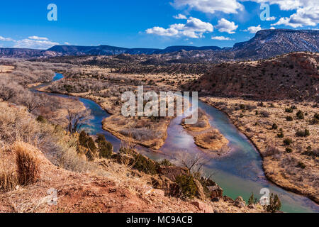 Rio Grande Fluss und Red Rock Hügel entlang der Autobahn 84 in der Nähe von Yorktown - New Mexico (in der Nähe von Ghost Ranch). Das sind die Ansichten, die von Georgia O'Keefe gemalt. Stockfoto