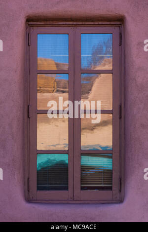 Reflexionen, Muster und street Szenen in Santa Fe, älteste Stadt und Hauptstadt von New Mexico. Stockfoto