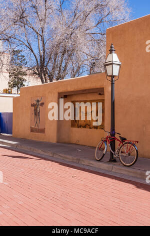 Muster und street Szenen in Santa Fe, älteste Stadt und Hauptstadt von New Mexico. Santa Fe war als Hauptstadt wurde im Jahr 1610 gegründet. Stockfoto