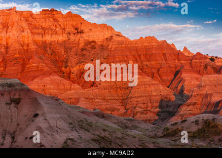 Sonnenaufgang an der Badlands National Park in South Dakota. Am frühen Morgen das Sonnenlicht Malerei Licht und Schatten über die Berge und Felsformationen. Stockfoto