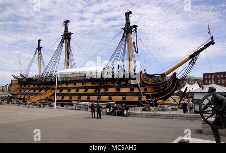 AJAXNETPHOTO. 4TH. JUNI 2015. PORTSMOUTH, ENGLAND. - RIG RESTAURATION - NELSONS SCHLACHT DES TRAFALGAR FLAGGSCHIFFS HMS VICTORY WIRD NICHT MIT OBERMASTEN UND YARDS NACHGERÜSTET WERDEN, BIS IHRE RESTAURIERUNG IN ETWA 2029 ABGESCHLOSSEN IST. FOTO: JONATHAN EASTLAND/AJAX REF:D150406 5201 Stockfoto