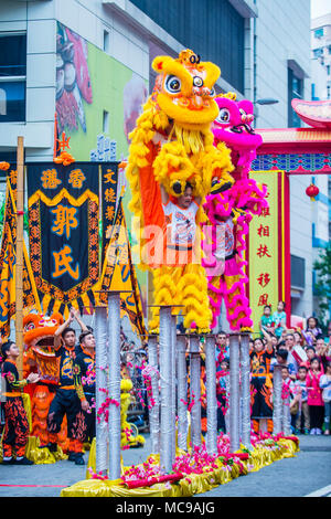 Tanzdarbietung der Löwen während der 14. Tai Kok Tsui Tempelmesse in Hongkong Stockfoto