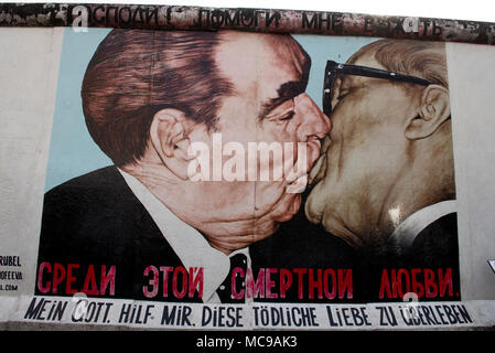 East Side Gallery. Die grössten verbleibenden Abschnitt der Berliner Mauer, der auch einer der größten Open-Air-Galerien. Berlin, Deutschland Stockfoto