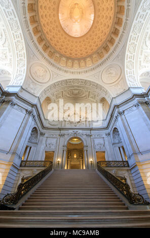 San Francisco, Kalifornien, USA - 14. April 2018: San Francisco City Hall. Die Rotunde mit Blick auf das Grand Staircase und Kuppel. Stockfoto