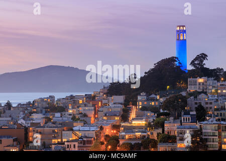 Coit Tower auf Telegraph Hill mit der San Francisco Bay und Angel Island im Hintergrund in der Abenddämmerung. Stockfoto