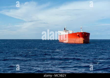 Rohöl Tankschiff auf dem blauen Meer Stockfoto