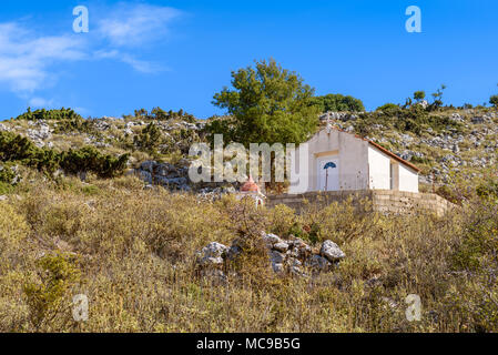 Blick auf die kleine Kapelle auf einem Hügel. Kefalonia Insel. Griechenland Stockfoto