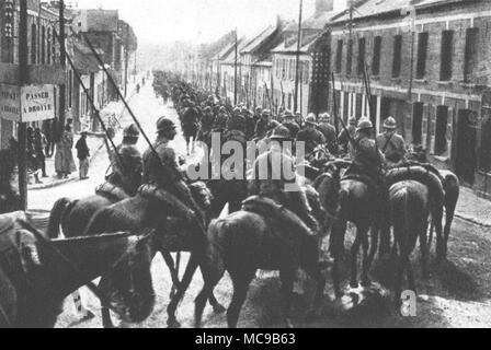 Französische Kavallerie übergibt eine Lokalität in der Nähe der Somme (16. Juli 1916). Stockfoto