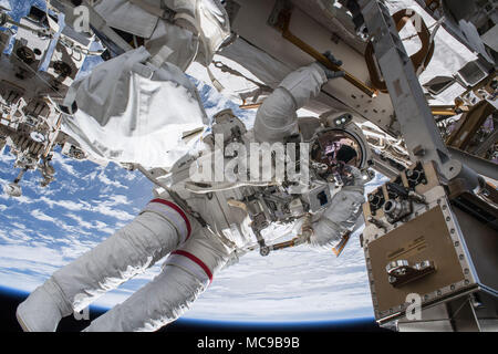 NASA-Astronaut Drew Feustel außerhalb der internationalen Raumstation während der Durchführung eines spacewalk, 29. März 2018. Stockfoto