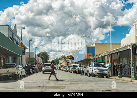 FICKSBURG, SÜDAFRIKA - 12. MÄRZ 2018: eine Straße Szene mit Unternehmen und Fahrzeuge in Ficksburg in der Provinz Stockfoto