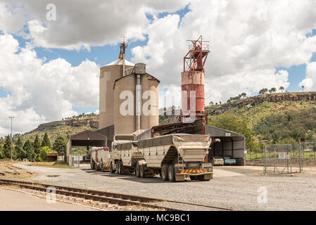 FICKSBURG, SÜDAFRIKA - 12. MÄRZ 2018: Lkw warten auf die Ernte in Silos in Ficksburg in der Provinz zu entlasten. Stockfoto