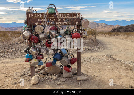 Teakettles hingen auf dem Schild an der Kreuzung Teakettles im Death Valley National Park, California, United States. Stockfoto