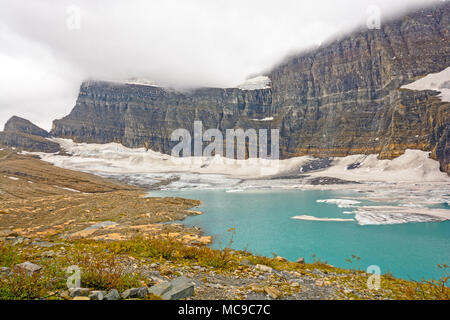 Grinnell Glacier und See an einem bewölkten Tag im Glacier National Park in Montana Stockfoto