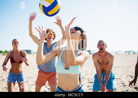 Gruppe von Freunden zu Beach-Volleyball am Strand spielen Stockfoto