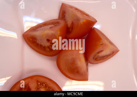 Tomate. Frisches Gemüse isoliert auf Weiss. Ganze, Halbe, Slice, Stück, Quartal, Abschnitt, Segment. Sammlung Stockfoto