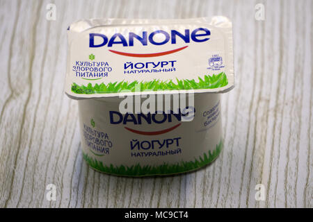 Russland Berezniki vom 12. März 2018: Danone auf der Verpackung eines seiner Produkte, Danone eine Food Corporation. Stockfoto