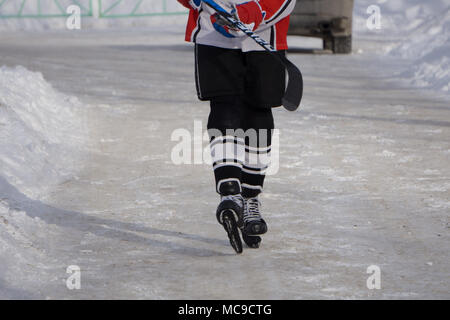 Hockey Player mit Stick auf dem Eis Stockfoto
