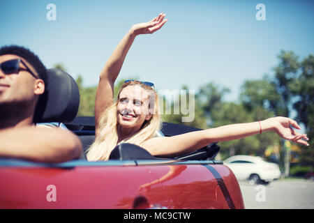 Junge Frau im Cabriolet Auto fährt für die Sommerferien Stockfoto