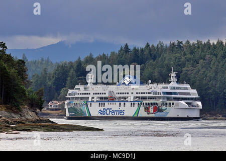 BC Ferries Küsten Feier' Auto Transport Überfahrt mit der Fähre von Tsawwassen nach Victoria über Active Pass in der kanadischen Gulf Islands. Stockfoto