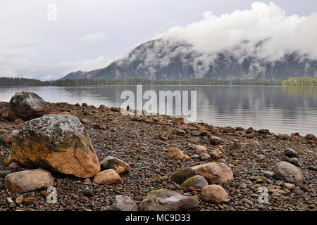 Meare's Island von einem Strand in Tofino am Clayoquot Sound an der Westküste von Vancouver Island in British Columbia, Kanada. Stockfoto