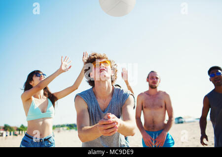 Gruppe von Freunden zu Beach-Volleyball am Strand spielen Stockfoto