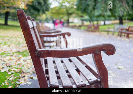 Bänke auf dem Weg in die Princes Street Gardens, der öffentliche Raum im Stadtzentrum von Edinburgh. Stockfoto