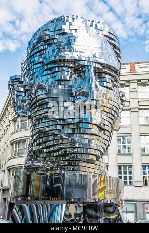 Bewegliche Statue von Franz Kafka in Prag, Tschechische Republik. Künstlerische symbolische Objekt. Architektonische Thema. Stockfoto