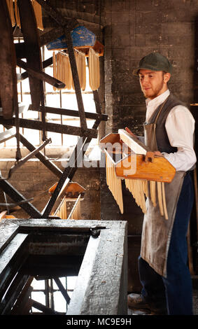 Re-Enactor demonstriert die Kerzenfabrik in 1900 von British Arbeitskleidung Stockfoto