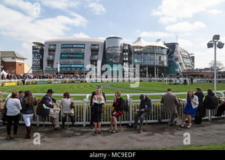 Die Parade Ring an Aintree Rennstrecke in Liverpool, England, während des Rennens. Stockfoto